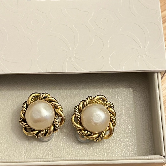 CHANEL PEARL AND TWISTED GOLD CLIP-ON EARRINGS - Picture 4 of 6